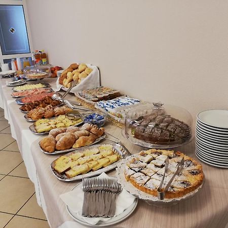 Hotel La Bella Vita Римини Екстериор снимка