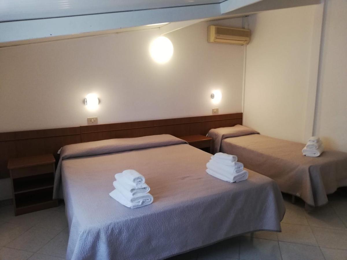 Hotel La Bella Vita Римини Екстериор снимка