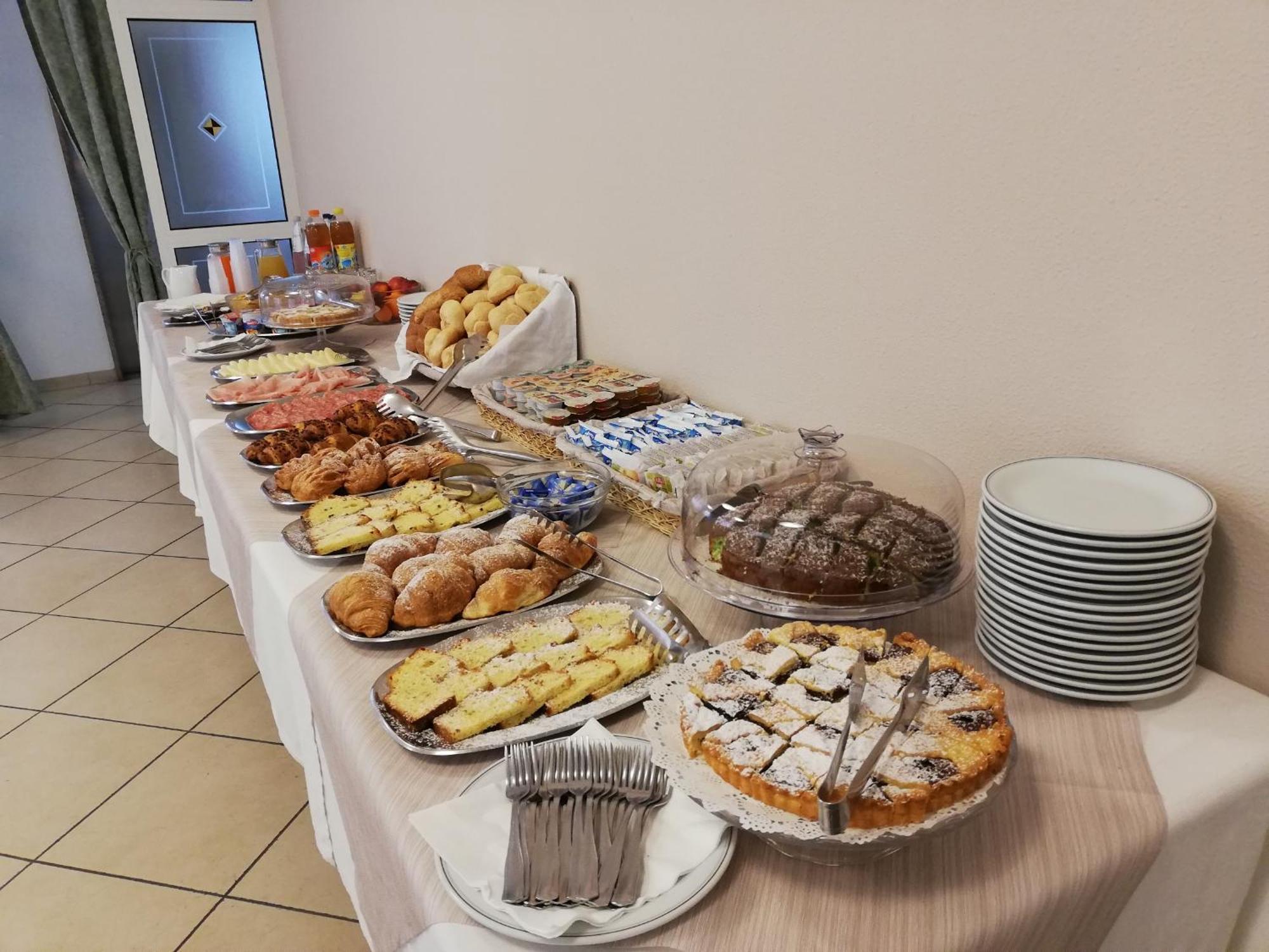 Hotel La Bella Vita Римини Екстериор снимка