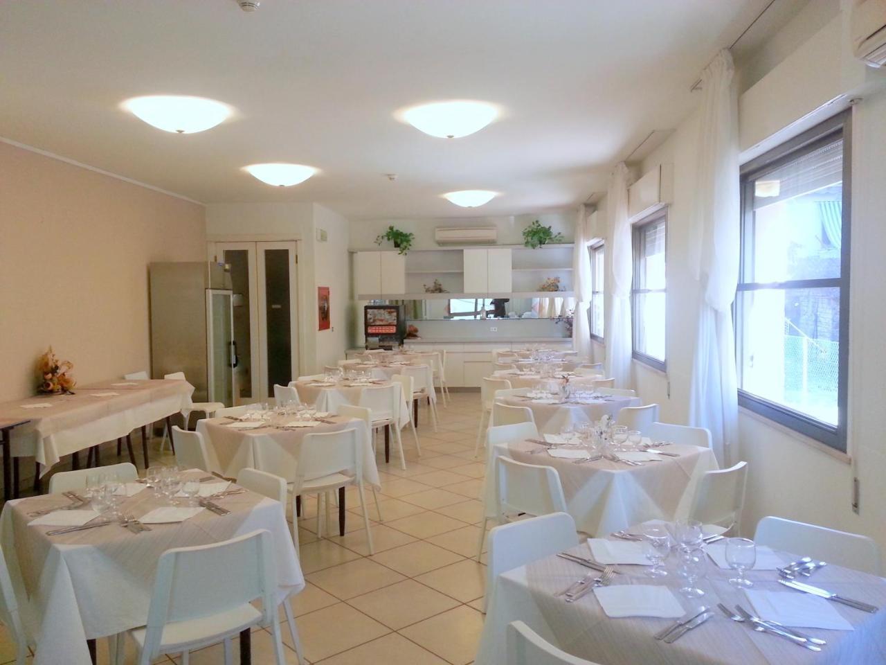 Hotel La Bella Vita Римини Екстериор снимка