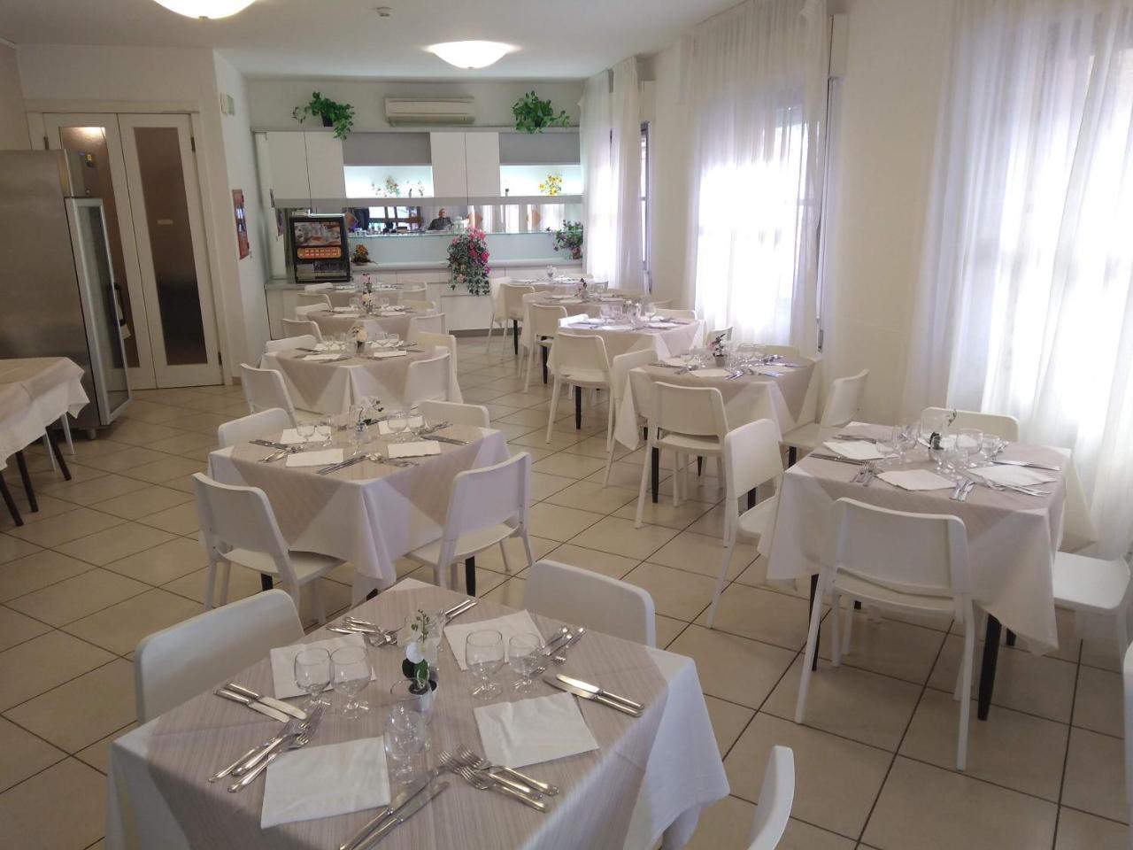Hotel La Bella Vita Римини Екстериор снимка