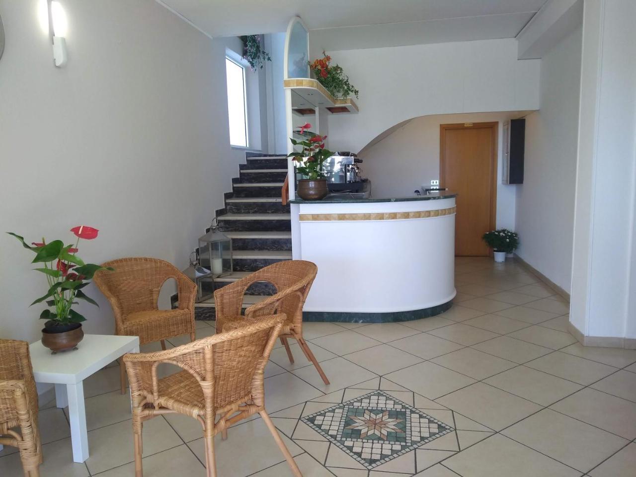 Hotel La Bella Vita Римини Екстериор снимка
