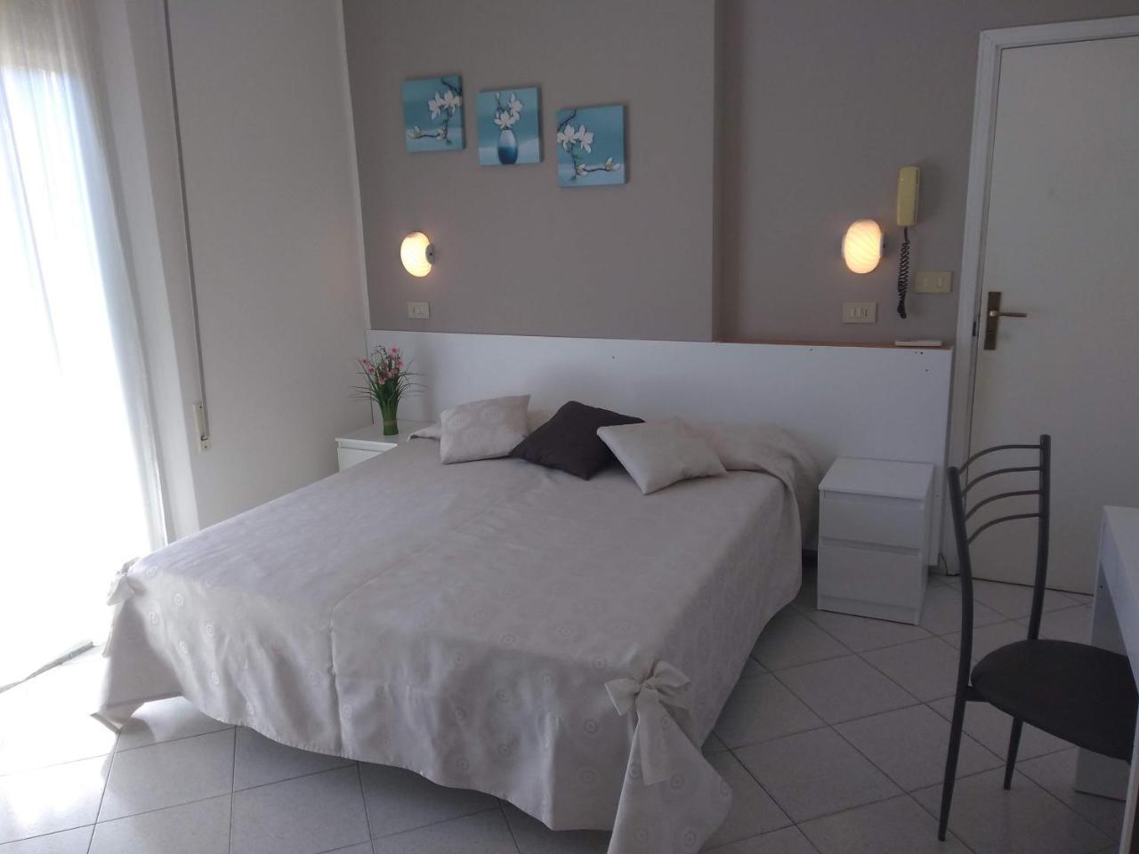 Hotel La Bella Vita Римини Екстериор снимка