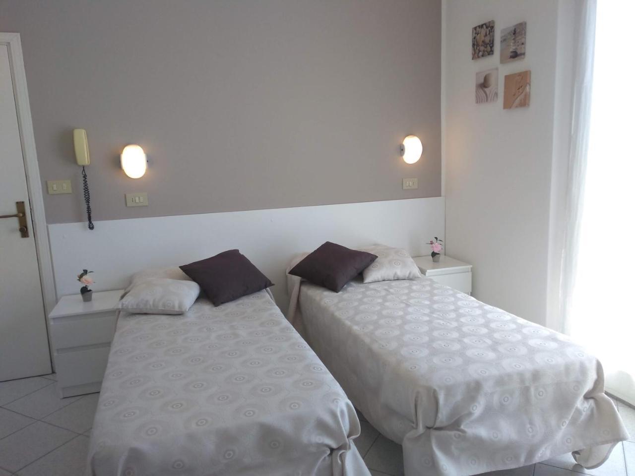 Hotel La Bella Vita Римини Екстериор снимка
