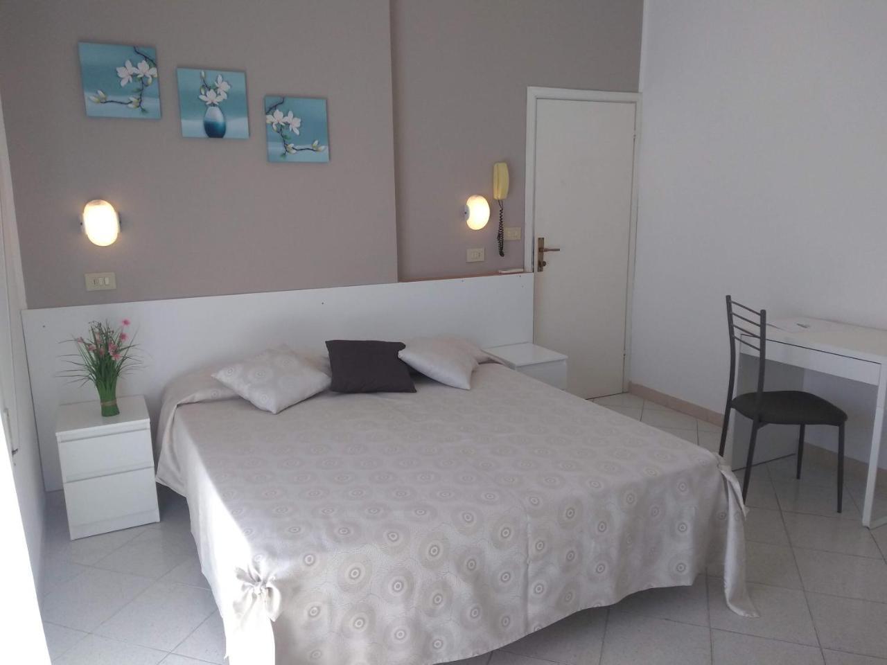 Hotel La Bella Vita Римини Екстериор снимка