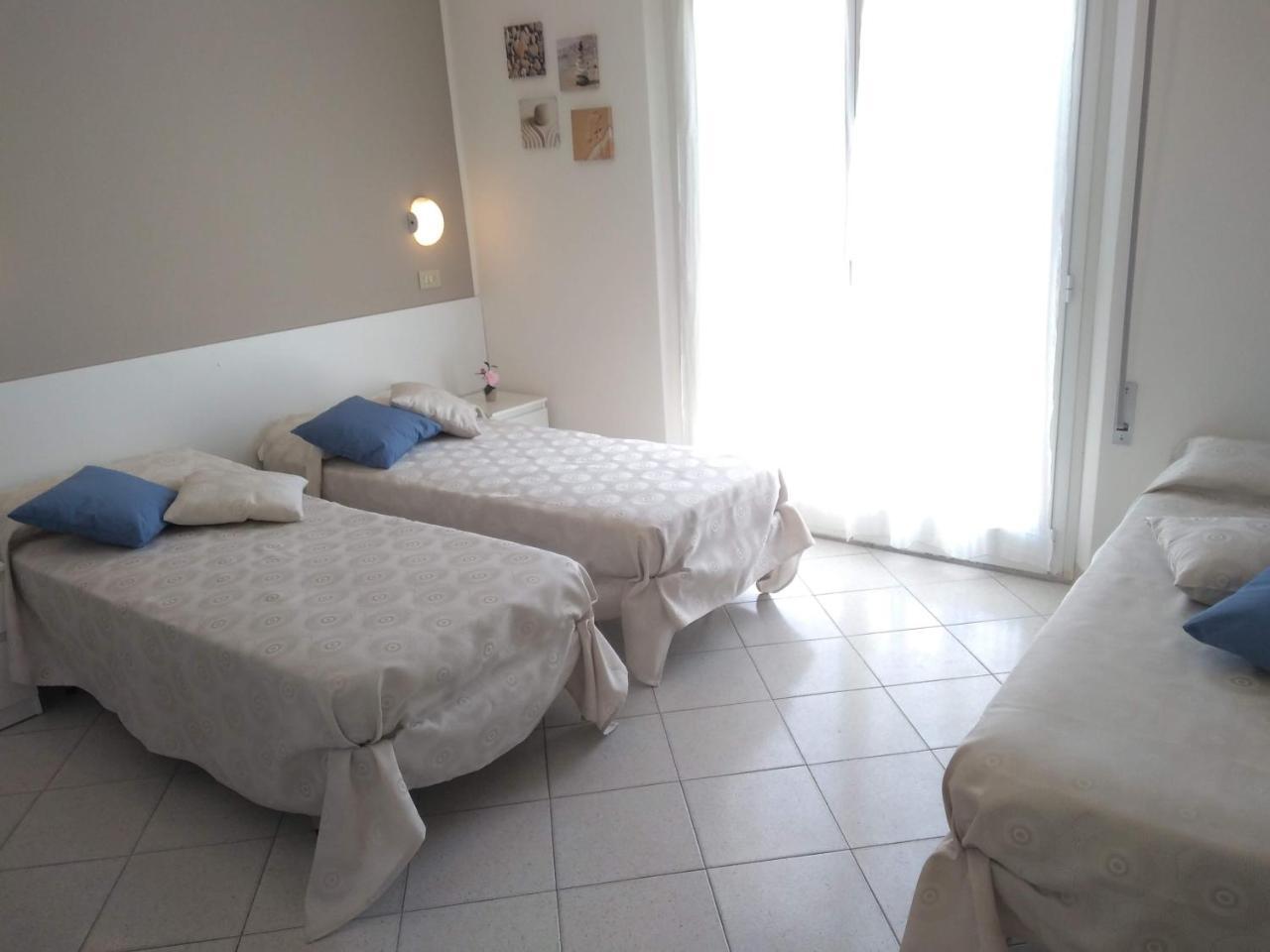 Hotel La Bella Vita Римини Екстериор снимка