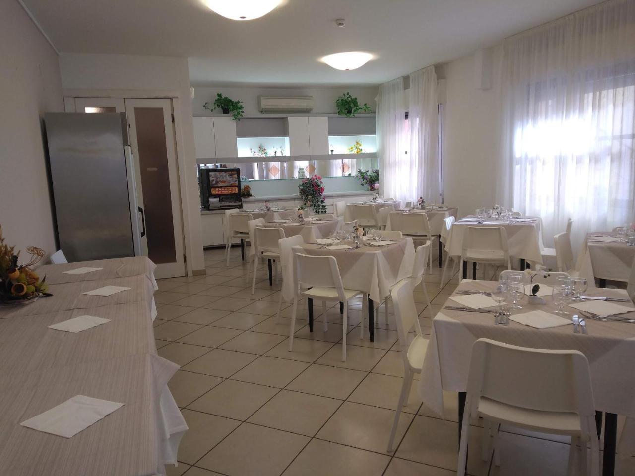 Hotel La Bella Vita Римини Екстериор снимка