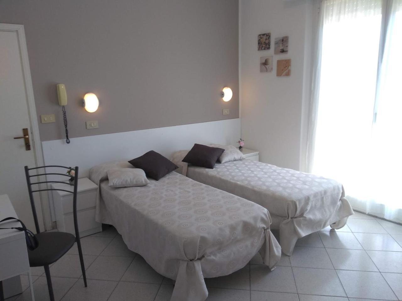 Hotel La Bella Vita Римини Екстериор снимка