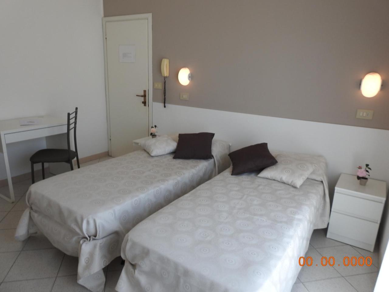 Hotel La Bella Vita Римини Екстериор снимка