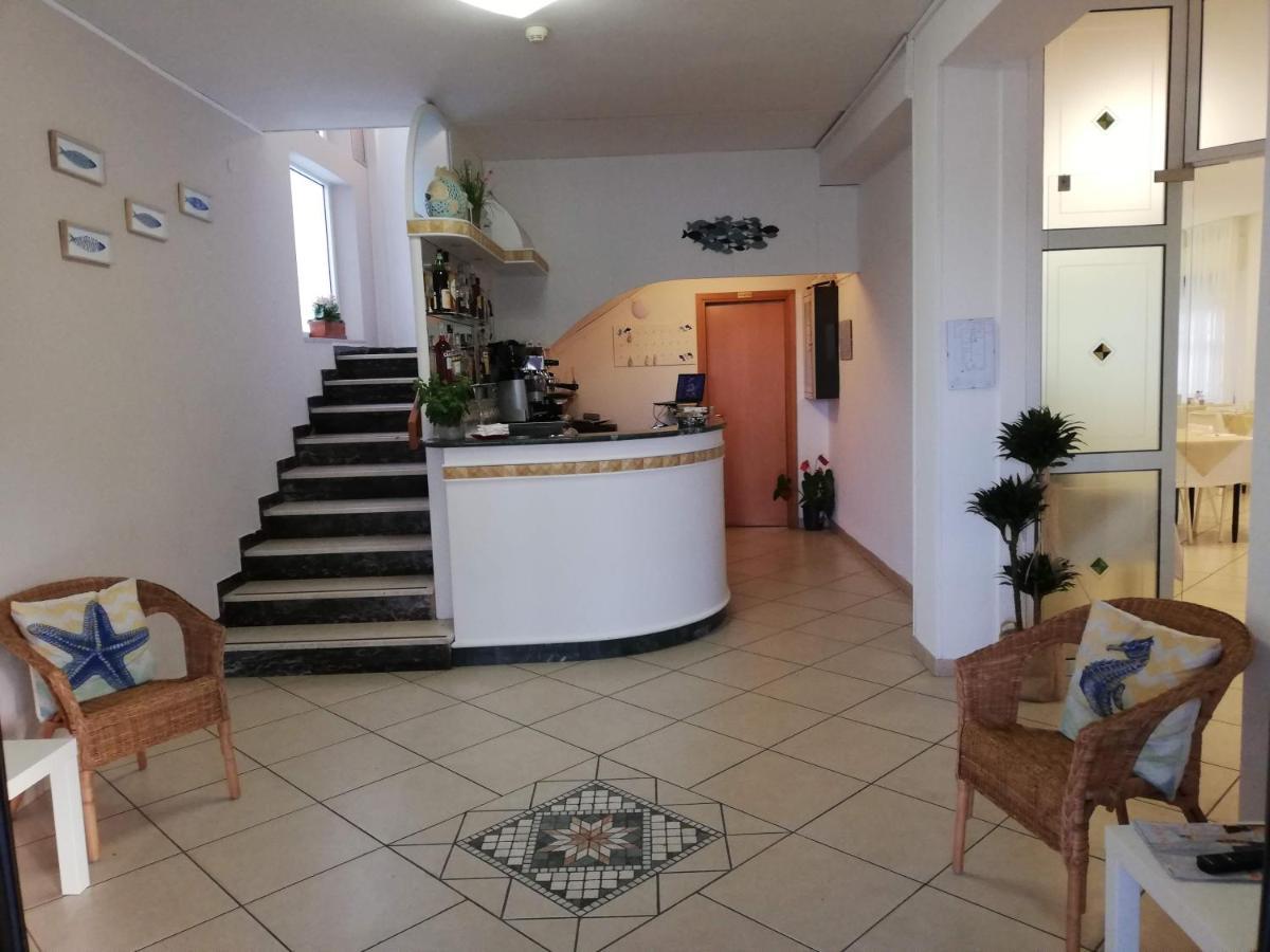 Hotel La Bella Vita Римини Екстериор снимка